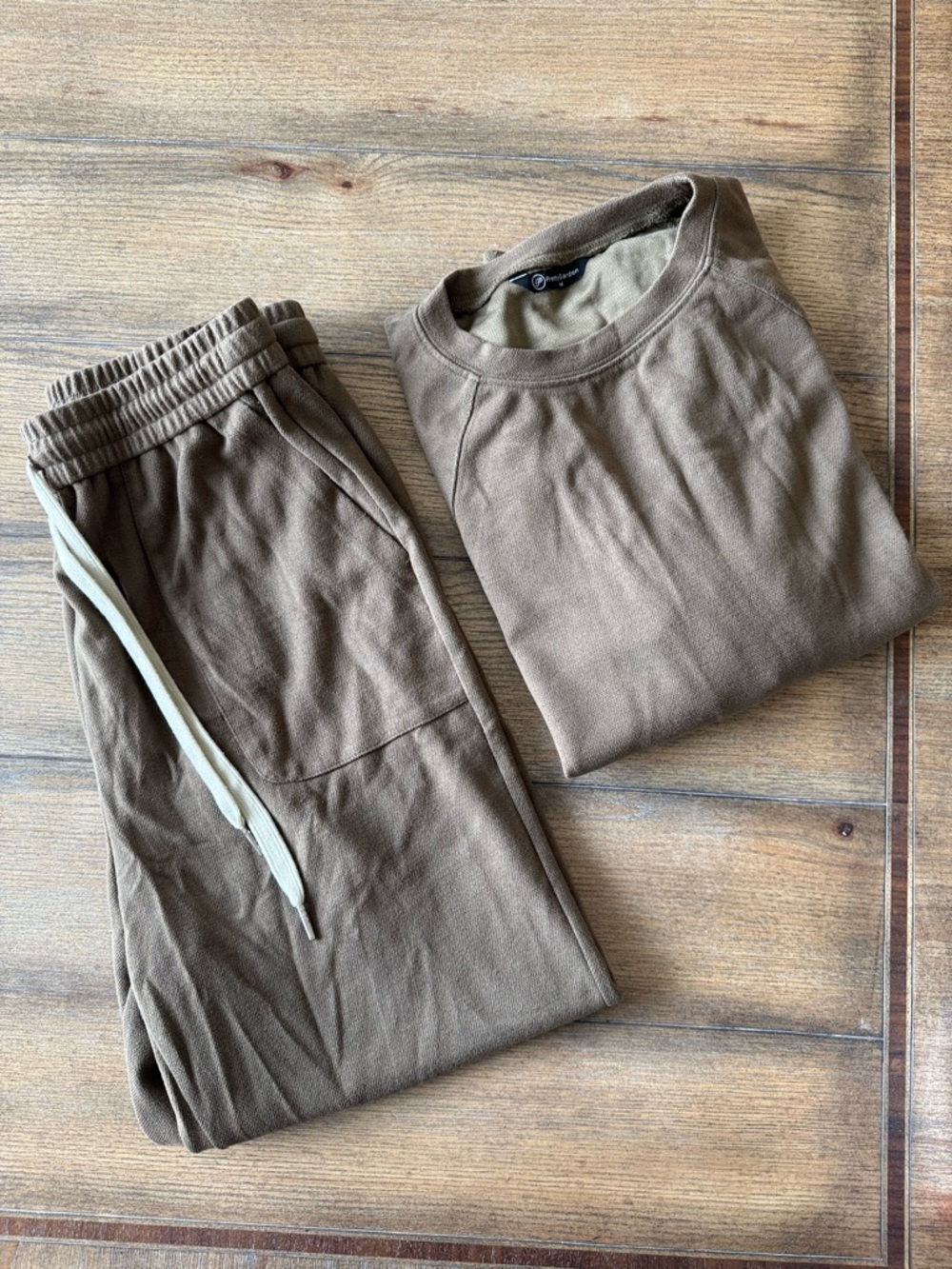 Relaxed Women's joggers & long sleeve sweatshirt set in Olive Drab